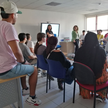 Activa Empleo reúne a jóvenes, empresas y entidades en una jornada de oportunidades laborales en Vallecas